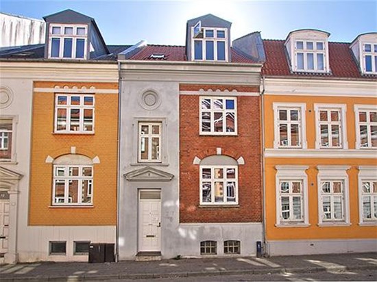 Grønnegade 10 i Kolding, rødstenshus mellem to gule nabohuse