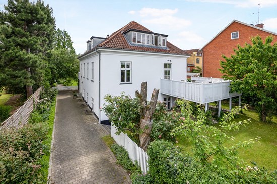 Charlottenlundvej 10