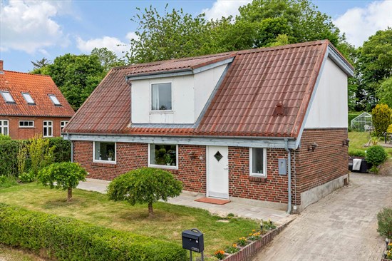 Byvej 24, Selling, Hadsten