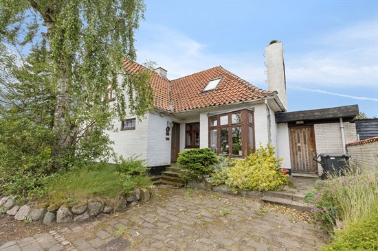 Casa, 237 m², terreno 1233 m²