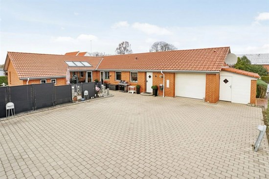 Hus – Juelsminde, Over Glud