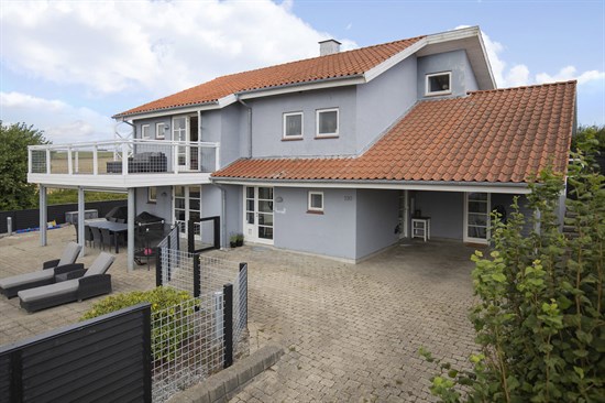 Kuća, 205 m², zemljište 714 m²