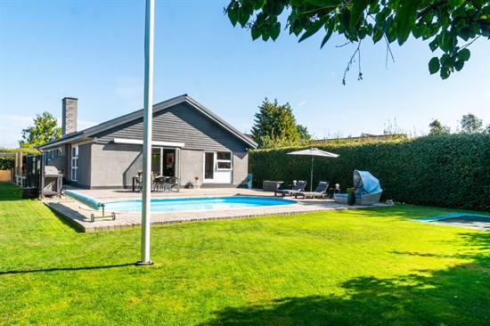 House, 174 m², land 883 m²